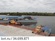 Паромная переправа через Оку в Дединово (2020 год). Редакционное фото, фотограф Дмитрий Неумоин / Фотобанк Лори