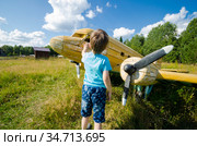 Юный пилот мечтает о небе. Желтый игрушечный самолет. Стоковое фото, фотограф Яковлев Сергей / Фотобанк Лори