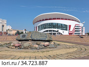 Саранск. Камень Тысячелетия на Площади Тысячелетия и универсальный спорткомплекс "Саранск-Арена" на заднем плане (2018 год). Редакционное фото, фотограф Михаил Марковский / Фотобанк Лори