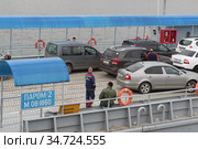 Паромная переправа через Оку в селе Дединово московской области (2020 год). Редакционное фото, фотограф Дмитрий Неумоин / Фотобанк Лори