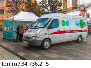Бесплатная вакцинация москвичей от гриппа. Программа «Здоровая Москва без гриппа». Мобильный медицинский пункт у станции метро в центре города Москвы. Россия (2020 год). Редакционное фото, фотограф Владимир Сергеев / Фотобанк Лори