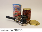 Машинка для закрутки банок, жестяные крышки и компот. Липецк. (2020 год). Редакционное фото, фотограф Евгений Будюкин / Фотобанк Лори