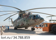 Российский тяжёлый военный транспортный модернизированный вертолёт Миль Ми-26Т2В Halo в цифровом камуфляже на Международном авиасалоне МАКС-2019 в Жуковском, Россия, вид сбоку. Редакционное фото, фотограф Малышев Андрей / Фотобанк Лори
