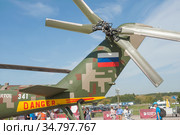 Российской новой военной ударный вертолёт Миль Ми-35 Hind (глубокая модернизация Ми-24) в цифровом камуфляже на Международном авиасалоне МАКС-2019 в Жуковском, Россия, вид на хвостовой винт. Редакционное фото, фотограф Малышев Андрей / Фотобанк Лори