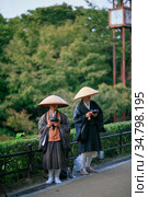 Buddhist monks practice takuhatsu chanting sutras and collecting donations in Kyoto street. Japan (2007 год). Редакционное фото, фотограф Сергей Пристяжнюк (Serg Zastavkin) / Фотобанк Лори