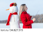 Девушка и снеговик, прислонившись спиной друг к другу. Стоковое фото, фотограф 1Andrey Милкин / Фотобанк Лори