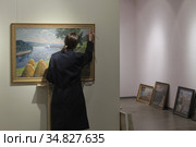 Балашихинская картинная галерея, реставратор (2020 год). Редакционное фото, фотограф Дмитрий Неумоин / Фотобанк Лори