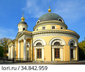 Yellow and white neo-classical Church of Transfiguration, sometimes called by name of one of its chapels, Church of Virgin of All Sorrows (1783-1791). Moscow, Russia (2020 год). Стоковое фото, фотограф Валерия Попова / Фотобанк Лори