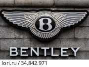 Логотип компании Bentley, производителя премиального класса автомобилей (2020 год). Редакционное фото, фотограф Николай Винокуров / Фотобанк Лори
