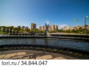 Фрагмент Прибоежного сквера на набережной города Днепр (Днепропетровск) (2020 год). Редакционное фото, фотограф V.Ivantsov / Фотобанк Лори