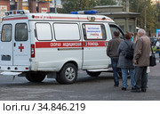 Бесплатная вакцинация от гриппа. Машина скорой медицинской помощи в городе. Мобильный пункт. Санкт-Петербург, Россия (2020 год). Редакционное фото, фотограф Grigory_Gez / Фотобанк Лори