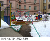 Детская площадка во дворе жилых домов в Бродниковом переулке. Район Якиманка. Город Москва (2009 год). Редакционное фото, фотограф lana1501 / Фотобанк Лори