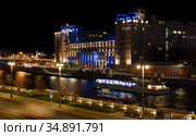 Ночная Москва. Театр Эстрады  и набережная в ночном освещении. Театр основан в 1954 году. Дом на Набережной построен 1931. Архитектор Борис Иофан. (2020 год). Редакционное фото, фотограф ирина реброва / Фотобанк Лори