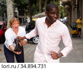 Street thief trying to steal handbag of woman. Стоковое фото, фотограф Яков Филимонов / Фотобанк Лори