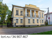 Особняк начала XIX века. Музей романа "Братья Карамазовы". Старая Русса, Новгородская область (2020 год). Редакционное фото, фотограф Александр Щепин / Фотобанк Лори