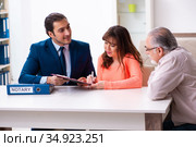 Young male lawyer, old man and his granddaughter in testament co. Стоковое фото, фотограф Elnur / Фотобанк Лори