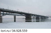 Video of the frozen Ob River with road and subway bridges in winter in Novosibirsk. Стоковое видео, видеограф Сергей Пристяжнюк (Serg Zastavkin) / Фотобанк Лори
