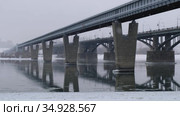 Video of the frozen Ob River with road and subway bridges in winter in Novosibirsk. Стоковое видео, видеограф Сергей Пристяжнюк (Serg Zastavkin) / Фотобанк Лори