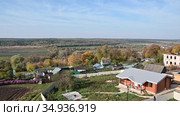 Серпуховской городской округ (район). Панорамный осенний вид на село Турово и сельскохозяйственные поля в пойме Оки. (2020 год). Стоковое видео, видеограф Владимир Литвинов / Фотобанк Лори
