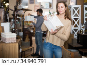 Girl choosing home decor elements in store. Стоковое фото, фотограф Яков Филимонов / Фотобанк Лори