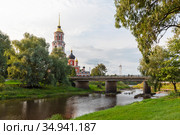 Соборный мост через Порусью. Воскресенский собор. Старая Русса, Новгородская область (2020 год). Редакционное фото, фотограф Александр Щепин / Фотобанк Лори