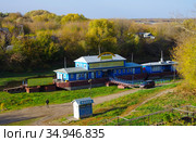 Россия, Рязань. Вид на обмелевшую реку Трубеж и причал осенним днем (2020 год). Редакционное фото, фотограф Natalia Sidorova / Фотобанк Лори