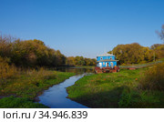 Россия, Рязань. Вид на обмелевшую реку Трубеж и причал осенним днем (2020 год). Стоковое фото, фотограф Natalia Sidorova / Фотобанк Лори