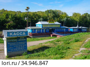 Россия, Рязань. Вид на обмелевшую реку Трубеж и причал осенним днем (2020 год). Редакционное фото, фотограф Natalia Sidorova / Фотобанк Лори