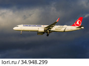 Самолет Airbus A321neo (TC-LSN) авиакомпании "Turkish Airlines" на глиссаде на фоне сумрачного неба (2020 год). Редакционное фото, фотограф Виктор Карасев / Фотобанк Лори