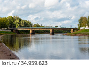 Живой мост через Полисть. Старая Русса, Новгородская область (2020 год). Редакционное фото, фотограф Александр Щепин / Фотобанк Лори