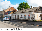 Лавки и двухэтажный купеческий дом. Советский проспект. Сольцы. Новгородская область (2020 год). Редакционное фото, фотограф Александр Щепин / Фотобанк Лори