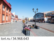Malo-Tobolskaya street in the city of Barnaul. Altai territory, Russia (2020 год). Редакционное фото, фотограф Наталья Волкова / Фотобанк Лори