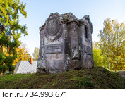 Каменная часовня-склеп над могилой А.Ф. Половцевой (урождённой Татищевой). Иоанно-Богословский Череменецкий мужской монастырь. Череменец. Лужский район, Ленинградская область (2020 год). Стоковое фото, фотограф Сергей Афанасьев / Фотобанк Лори