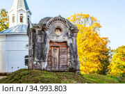 Каменная часовня-склеп над могилой А.Ф.Половцевой (урождённой Татищевой). Иоанно-Богословский Череменецкий мужской монастырь. Череменец. Лужский район, Ленинградская область (2020 год). Стоковое фото, фотограф Сергей Афанасьев / Фотобанк Лори