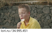 Every child loves sweets. Стоковое видео, видеограф Данил Руденко / Фотобанк Лори