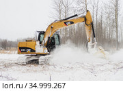 Расчистка земельных участков от кустарника. Кусторез Promac 36 BT RSMDC на базе CAT312 DL в работе. Clearing of land plots from bushes. Promac 36 BT RSMDC brush cutter mount on CAT312 DL at work. Стоковое фото, фотограф Евгений Романов / Фотобанк Лори