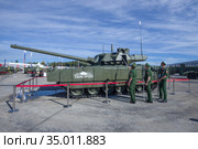 Российские офицеры осматриваю новейший танк Т-14 "Армата". Международный военный форум "Армия-2020" Редакционное фото, фотограф Виктор Карасев / Фотобанк Лори