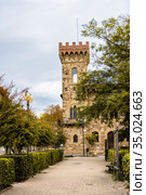 View of the medieval fortress tower from the alley in the city park in Greve In Chianti, Tuscany, Italy (2018 год). Стоковое фото, фотограф Сергей Фролов / Фотобанк Лори
