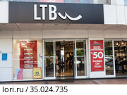 The LTB shop is in center of city. LTB Jeans is a brand of denim jeans headquartered in Istanbul. The brand is owned by the Cak Group of Companie. Alanya, Turkey (2020 год). Редакционное фото, фотограф Кекяляйнен Андрей / Фотобанк Лори