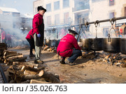 Preparation of Escudella on tuesday of Carnival, Castelltercol (2018 год). Редакционное фото, фотограф Яков Филимонов / Фотобанк Лори