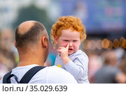 Middle aged father with crying baby (2020 год). Редакционное фото, фотограф Антон Гвоздиков / Фотобанк Лори