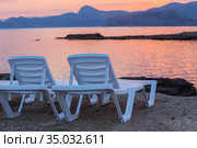 Sun loungers by the sea. Стоковое фото, фотограф Юрий Бизгаймер / Фотобанк Лори