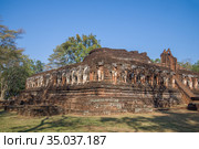 Руины древнего  буддистского храма Wat Chang Rob на территории исторического парка города  Кампаенг Пхет. Таиланд (2016 год). Стоковое фото, фотограф Виктор Карасев / Фотобанк Лори