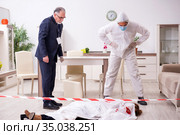 Forensic experts at the crime scene. Стоковое фото, фотограф Elnur / Фотобанк Лори