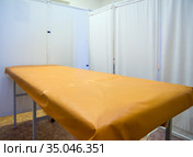 Место для осмотра пациента в медицинском кабинете. Стоковое фото, фотограф Вячеслав Палес / Фотобанк Лори