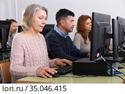People of different ages learning to use computers. Стоковое фото, фотограф Яков Филимонов / Фотобанк Лори