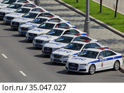 Полицейские автомашины на Пречистенской набережной в центре Москвы во время парада в честь 75-летия Победы в Великой Отечественной войне (2020 год). Редакционное фото, фотограф Игорь Долгов / Фотобанк Лори