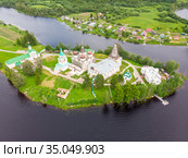 Антониево-Сийский монастырь. Русский монастырь на полуострове посреди озера. Красивый пейзаж с храмами. Россия, Архангельская область (2020 год). Стоковое фото, фотограф Яковлев Сергей / Фотобанк Лори
