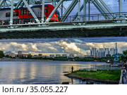Москва,Даниловский мост на Москве-реке (2020 год). Редакционное фото, фотограф glokaya_kuzdra / Фотобанк Лори
