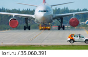 Airliner being towed for maintainance (2020 год). Редакционное видео, видеограф Игорь Жоров / Фотобанк Лори